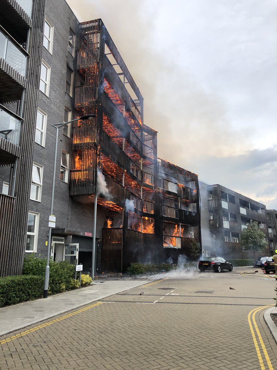 Μεγάλη πυρκαγιά σε πολυκατοικία στο Λονδίνο (ΒΙΝΤΕΟ&ΦΩΤΟ)