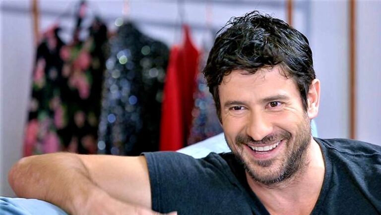 Ο Αλέξης Γεωργούλης χοροπηδάει από χαρά στο… Ευρωκοινοβούλιο! (ΦΩΤΟ)