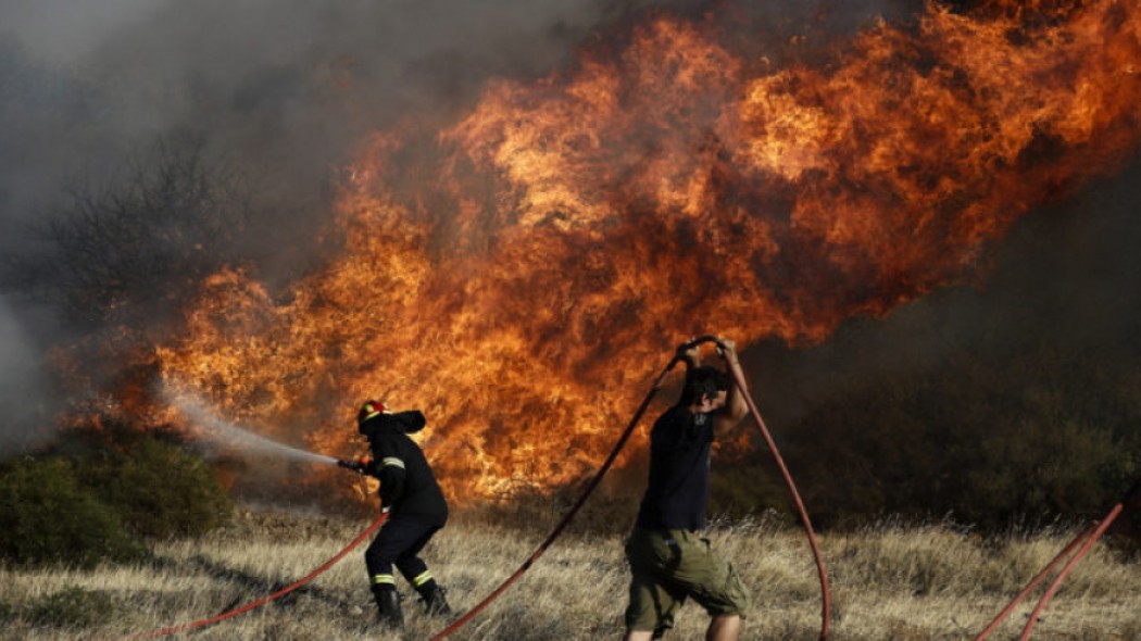 Εκκενώθηκαν σπίτια λόγω της πυρκαγιάς στο Λαγονήσι (ΦΩΤΟ)