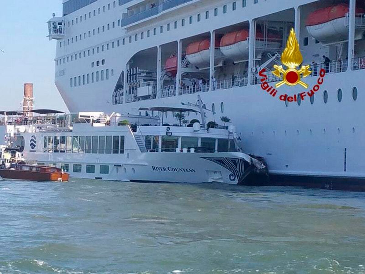 Κρουαζιερόπλοιο συγκρούστηκε με σκάφος στη Βενετία (ΒΙΝΤΕΟ&ΦΩΤΟ)