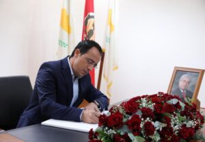 Ο ΥΠΕΞ υπέγραψε το βιβλίο συλλυπητηρίων στο ΑΚΕΛ για τον Δ. Χριστόφια