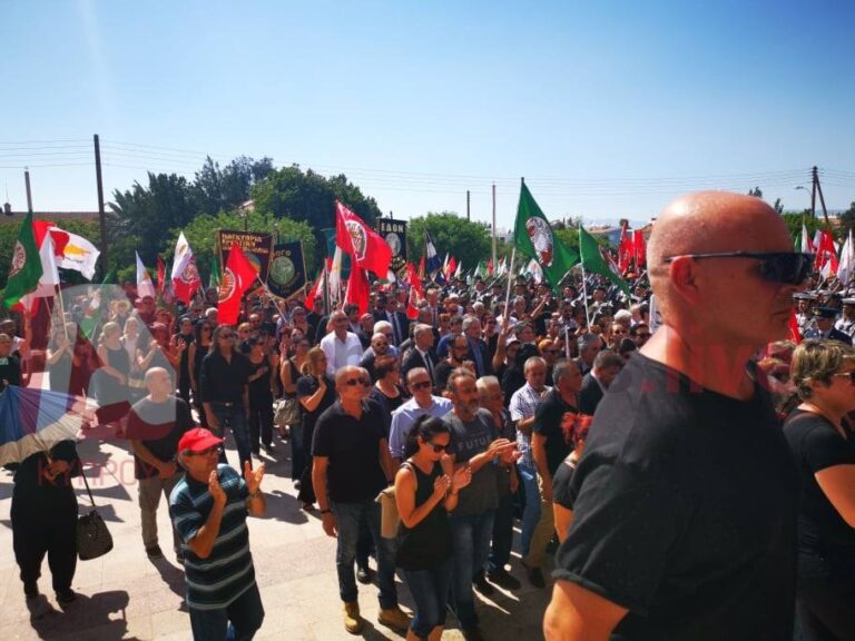 Η πομπή της νεολαίας της ΕΔΟΝ για το ύστατο χαίρε στον Δημήτρη Χριστόφια(ΒΙΝΤΕΟ)