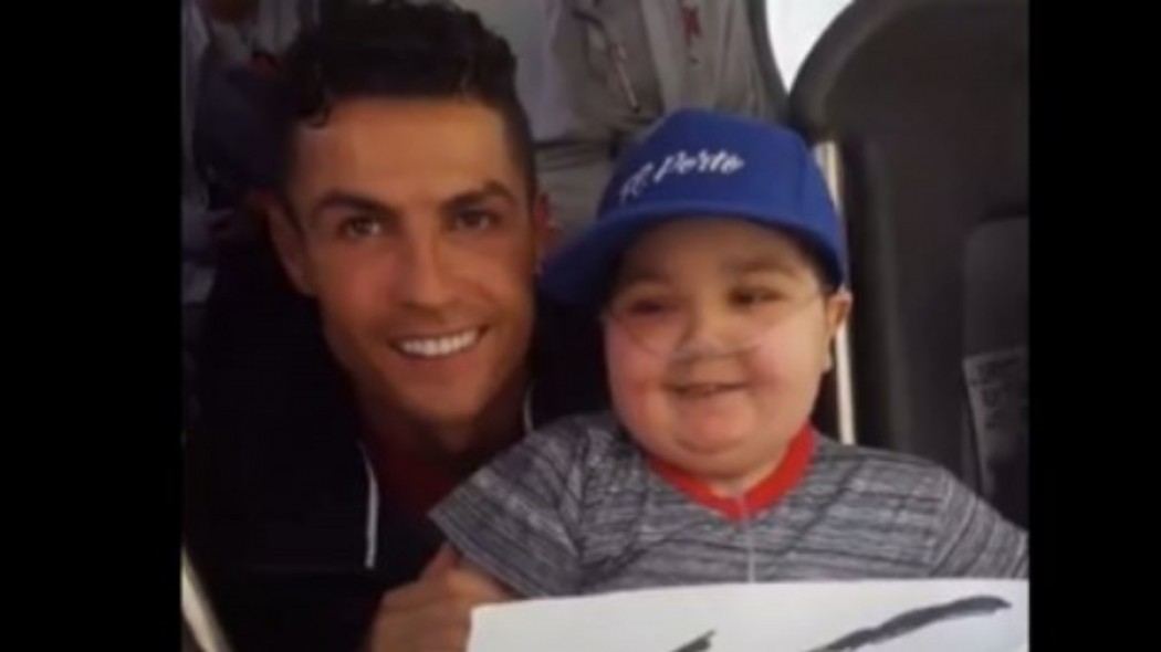O Ρονάλντο σταμάτησε το λεωφορείο και πήρε αγκαλιά 11χρονο παιδάκι (BINTEO)
