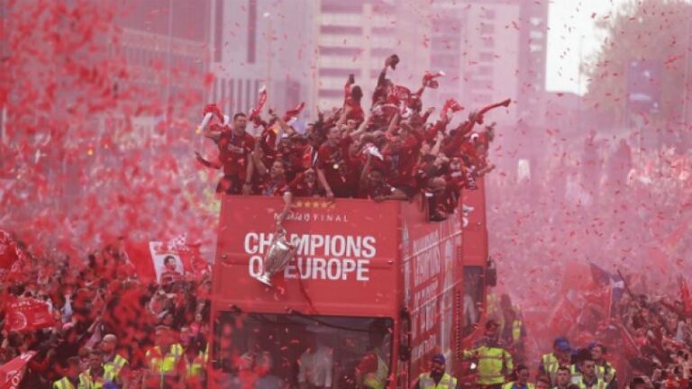 Εντυπωσιακές εικόνες από τους πανηγυρισμούς των πρωταθλητών Ευρώπης(ΒΙΝΤΕΟ/ΦΩΤΟ)