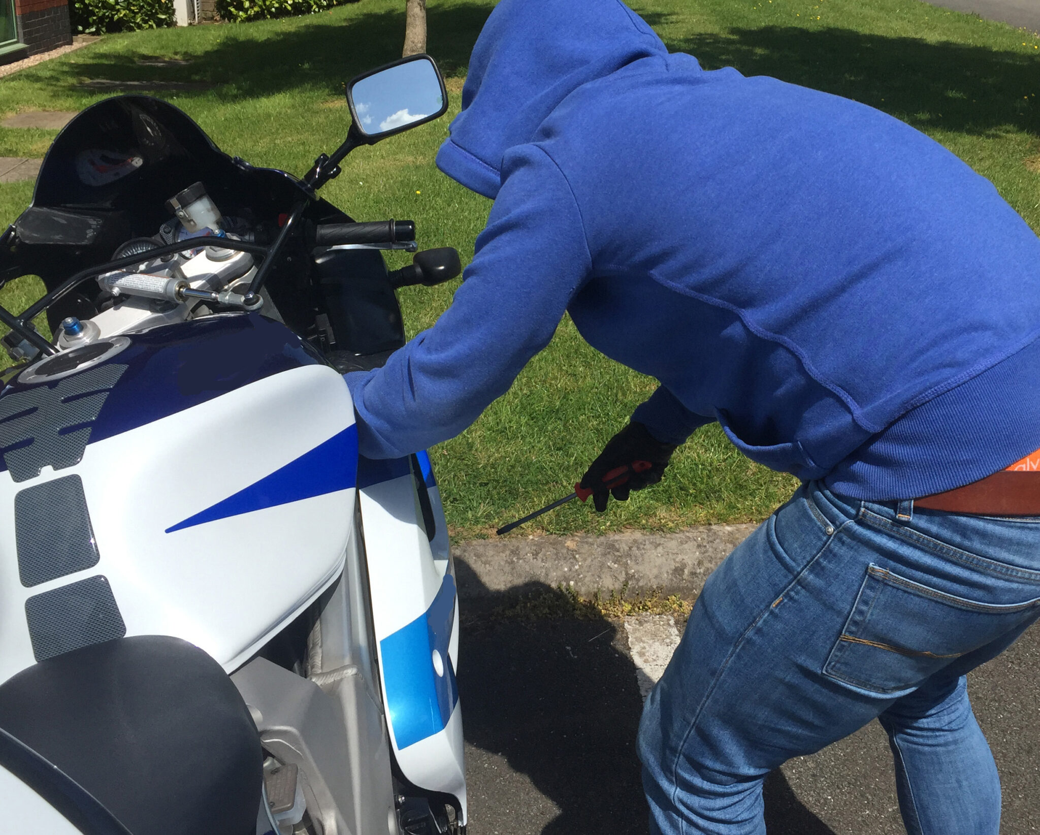 Χειροπέδες σε ανήλικο που είχε στην κατοχή του κλοπιμαία μοτοσικλέτα