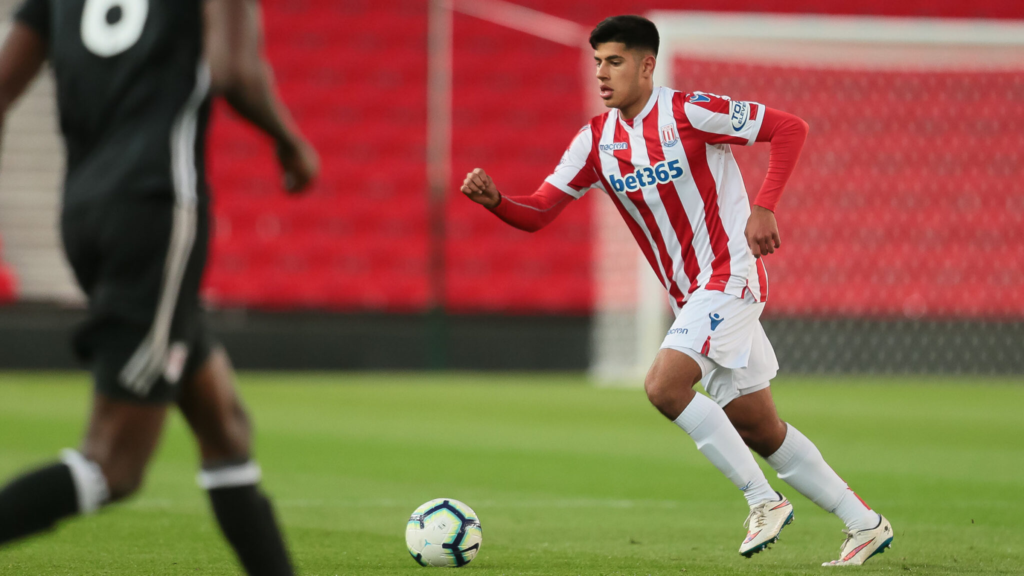 Δοκιμάζει δύο νεαρούς Άγγλους ο Ιδιάκεθ (ΒΙΝΤΕΟ)