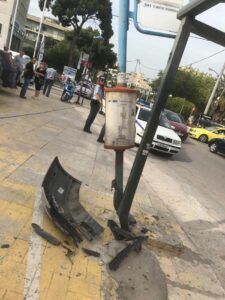 Οδηγός συγκρούστηκε σε στάση λεωφορείου και απεγκλωβίστηκε από την Πυροσβεστική