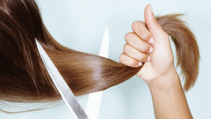 Ο λόγος που ο 23χρονος έκοβε τα μαλλιά τουριστριών στον Πρωταρά (ΒΙΝΤΕΟ)