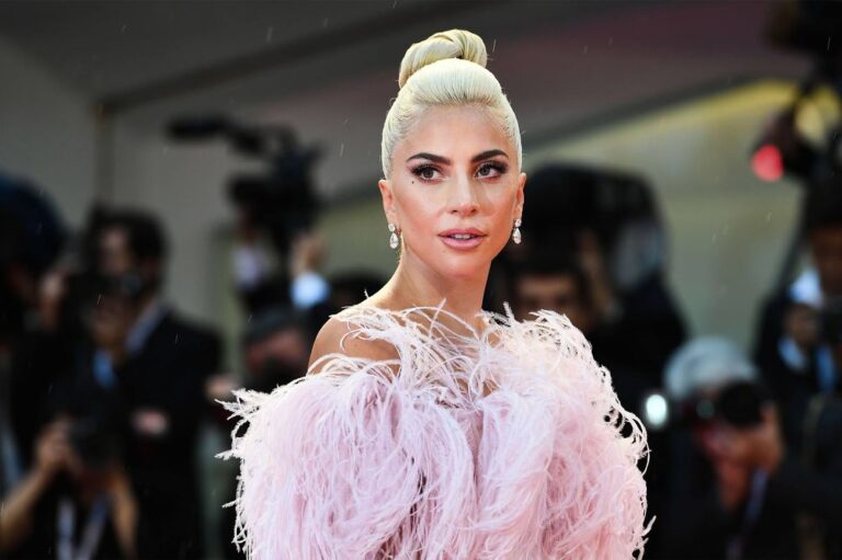 Η Lady Gaga βάζει τέλος στις φήμες: Τα δημόσια φιλιά με συνεργάτη της! (ΦΩΤΟ)