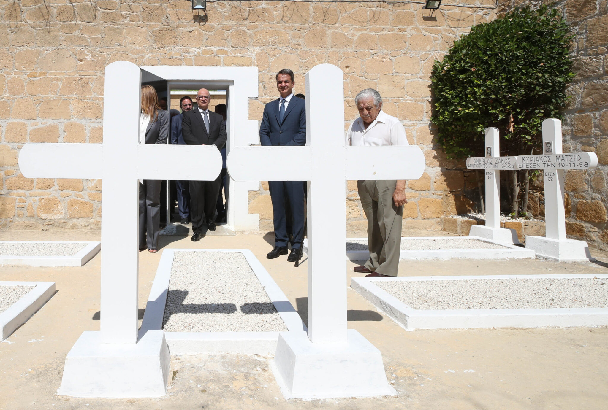 Ο Κυριάκος Μητσοτάκης στα Φυλακισμένα Μνήματα (ΦΩΤΟ)