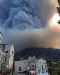 Πεζοπόρος έχασε τη ζωή του μετά από έκρηξη ηφαιστείου σε ιταλικό νησί