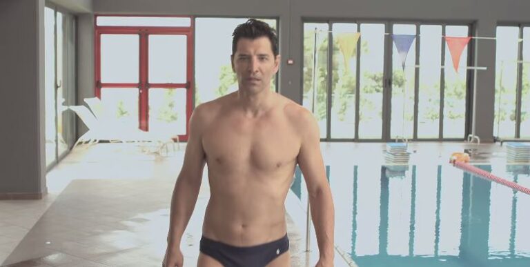 Σάκης Ρουβάς:"Κάνω συνεχώς μπάνιο στη θάλασσα…γυμνός"