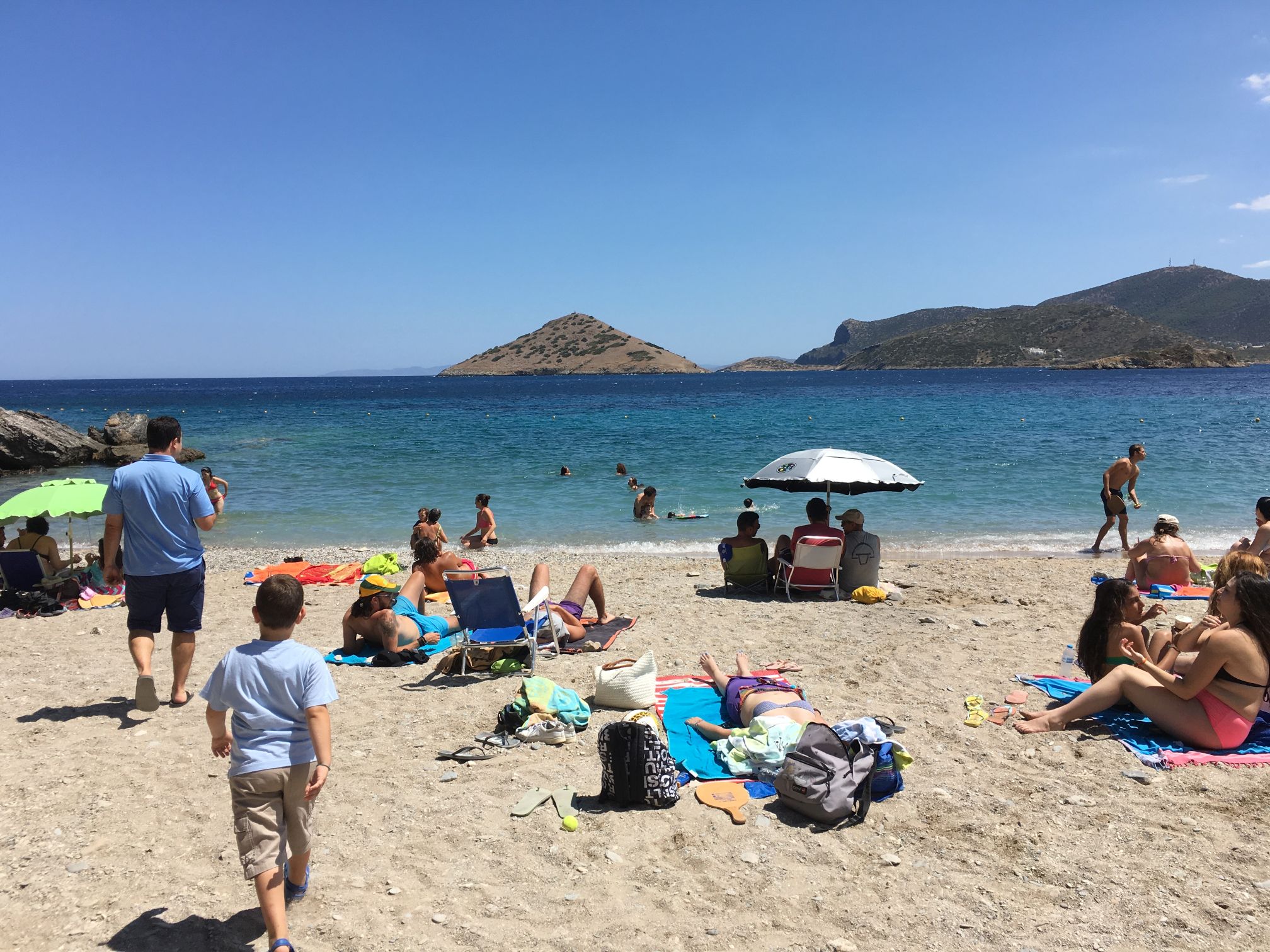 Εκκενώνεται παραλία στο Πόρτο Ράφτη λόγω επικίνδυνου βράχου