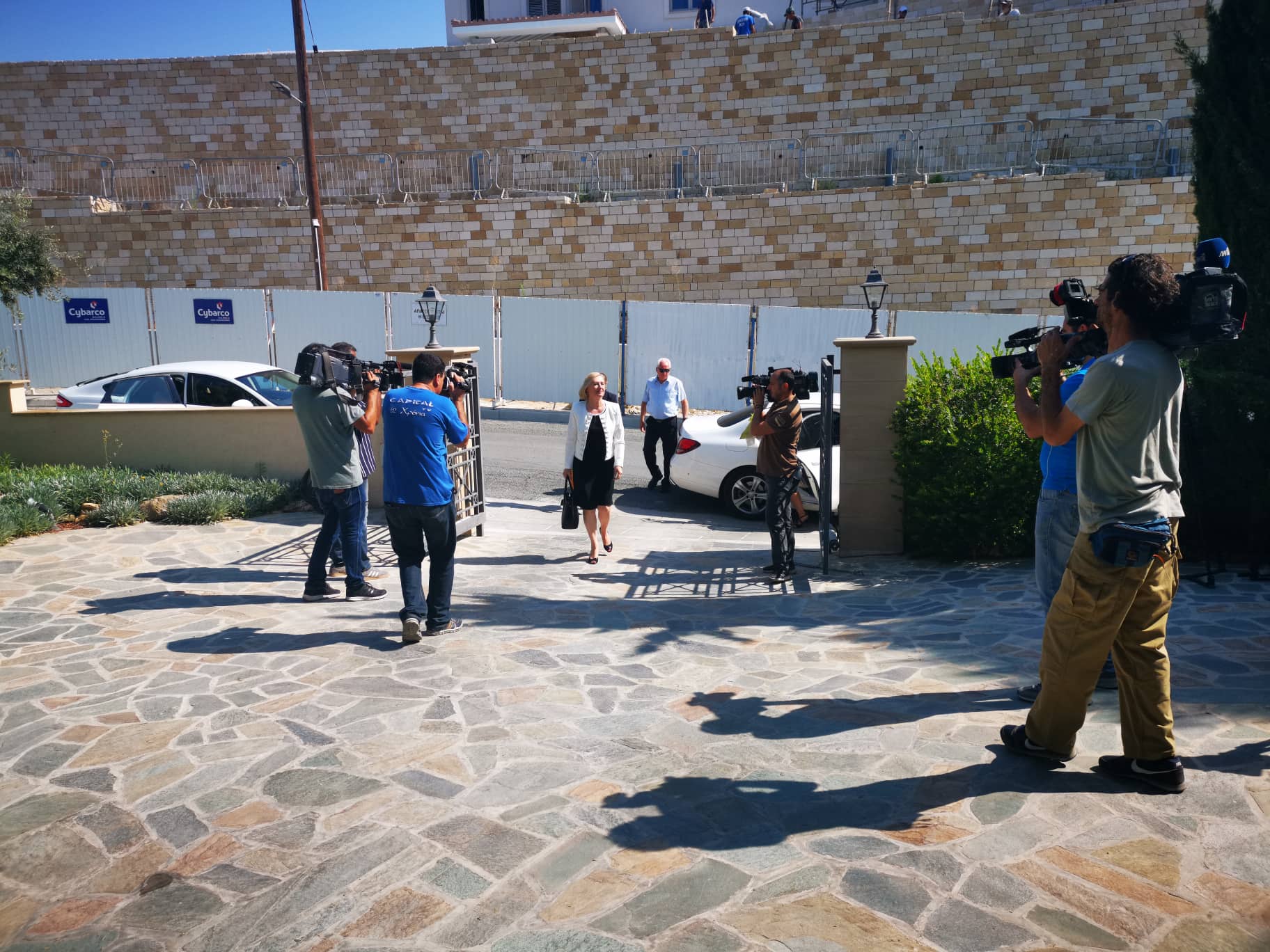 Με λουλούδια στην οικία Αναστασιάδη η Ελίζαμπεθ Σπέχαρ (ΒΙΝΤΕΟ&ΦΩΤΟ)