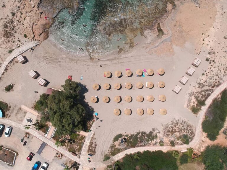 Οι πρώτες δημόσιες "κυριλέ" ξαπλώστρες στην Κύπρο (ΦΩΤΟ)