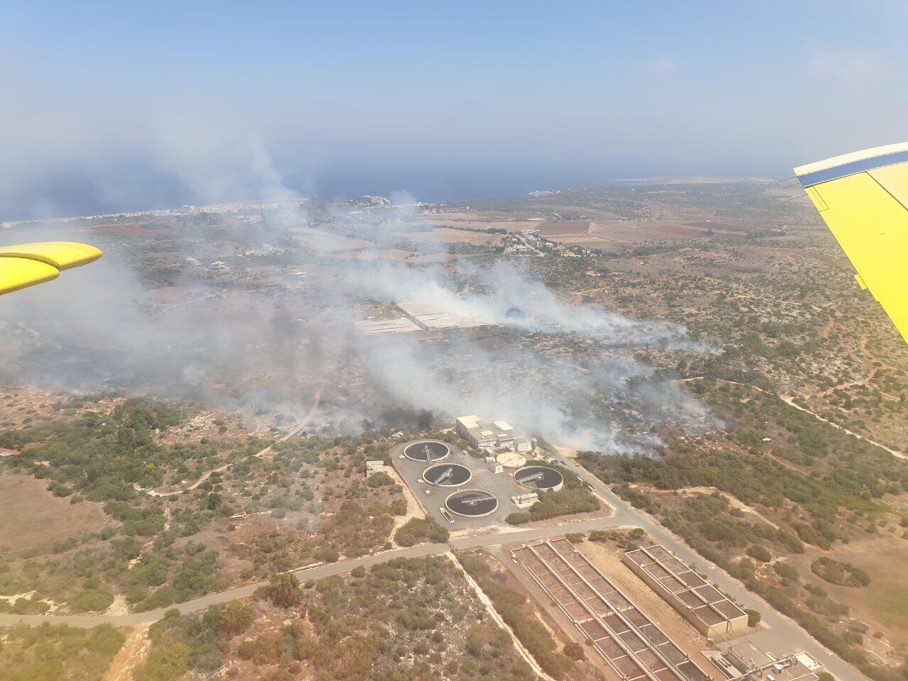Πτητικά μέσα επιχειρούν για κατάσβεση της πυρκαγιάς στο Κάβο Γκρέκο (ΒΙΝΤΕΟ)