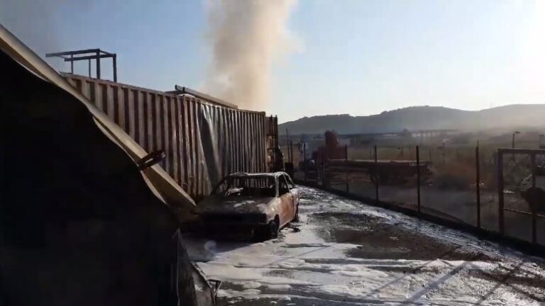 Παραδόθηκε στις φλόγες εργοστάσιο στην Αλάμπρα (ΒΙΝΤΕΟ)