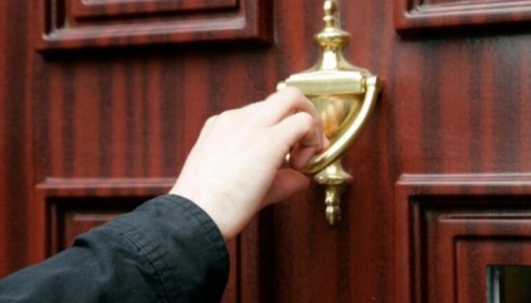 Της χτύπησαν την πόρτα και την απείλησαν με μαχαίρι