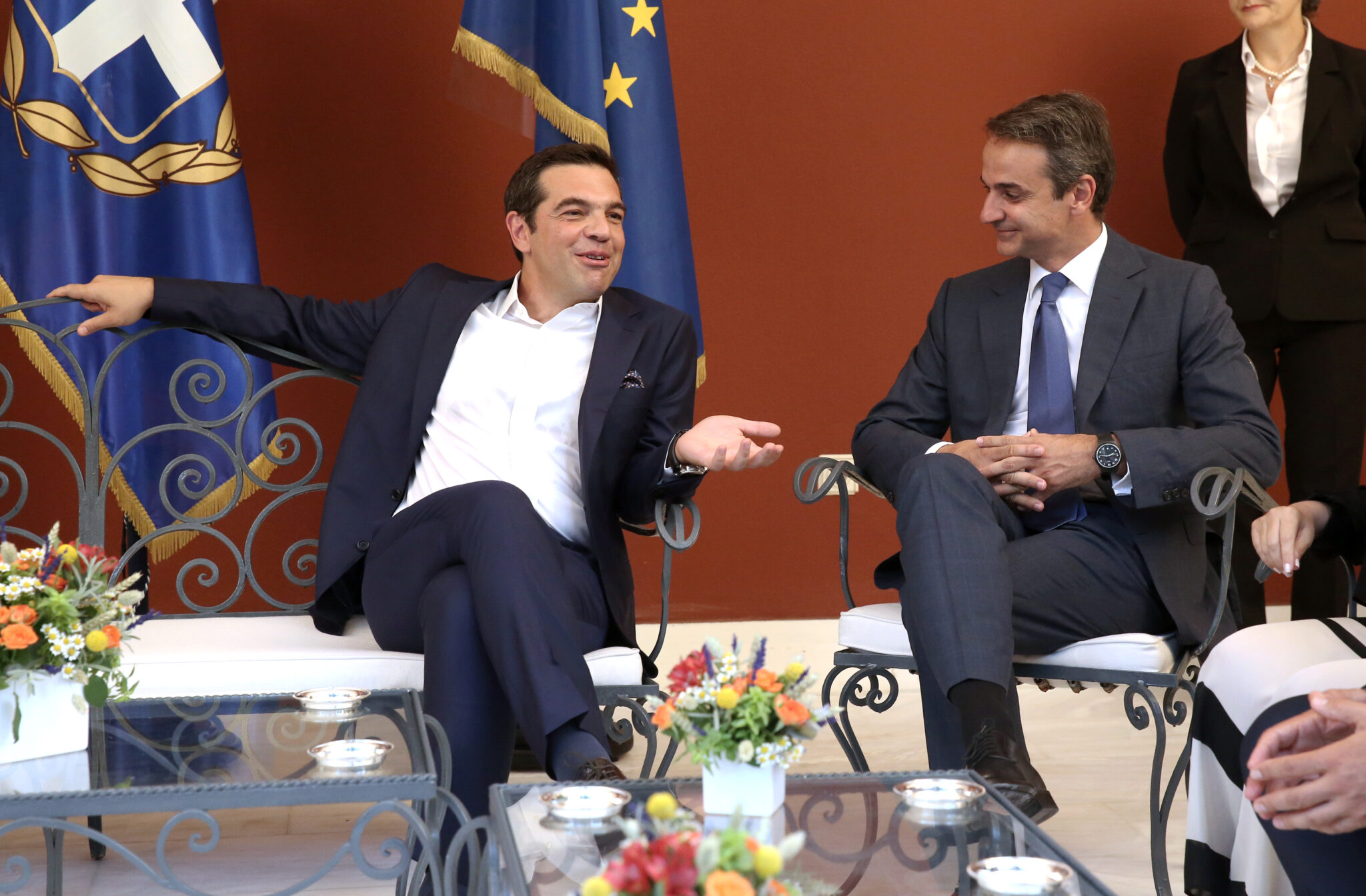 Μητσοτάκης-Τσίπρας: Δύο διαφορετικές εκδοχές λαϊκισμού βλέπουν αναλυτές