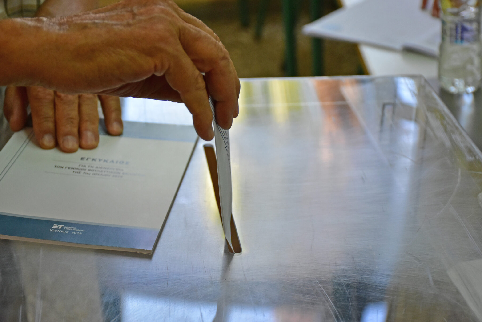 Κουκουλοφόροι αντιεξουσιαστές έκλεψαν κάλπη από τα Εξάρχεια (ΒΙΝΤΕΟ)