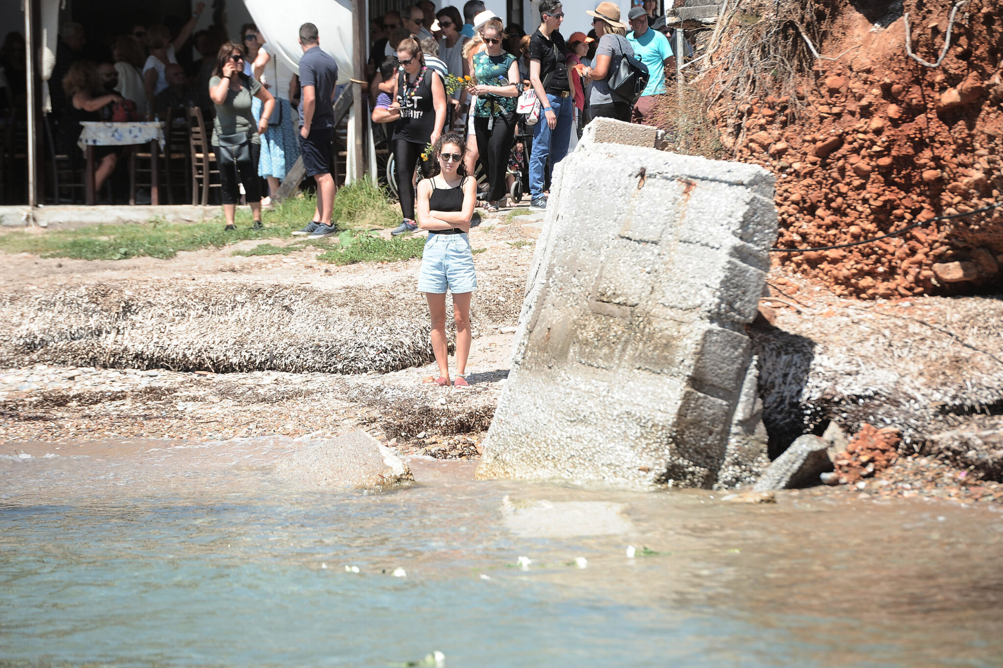 Άφησαν λουλούδια στη θάλασσα για τα θύματα της φονικής πυρκαγιάς στο Μάτι (ΦΩΤΟ)