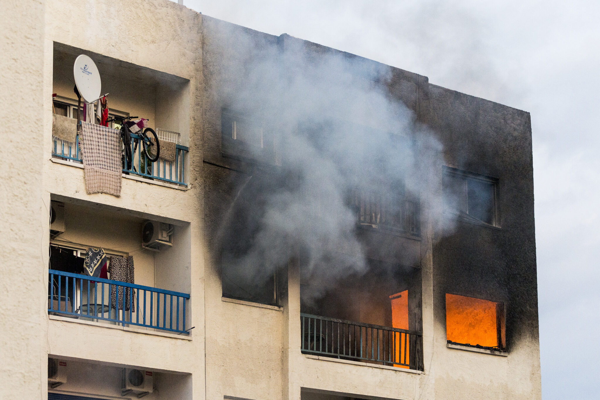Χλώρακα: Εκκενώθηκε πολυκατοικία τα ξημερώματα λόγω φλεγόμενου αυτοκινήτου