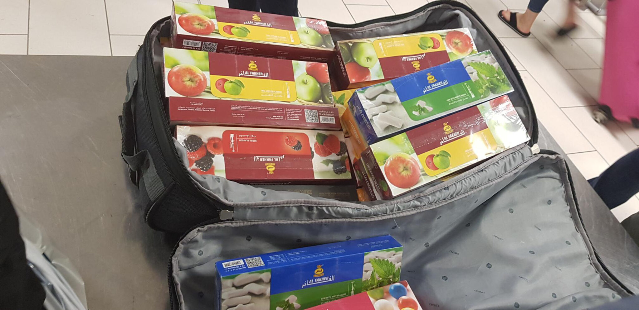 "Kοντραμπάντο" τελωνειακού και ταξιδιωτών για να φέρουν καπνό από τον Λίβανο