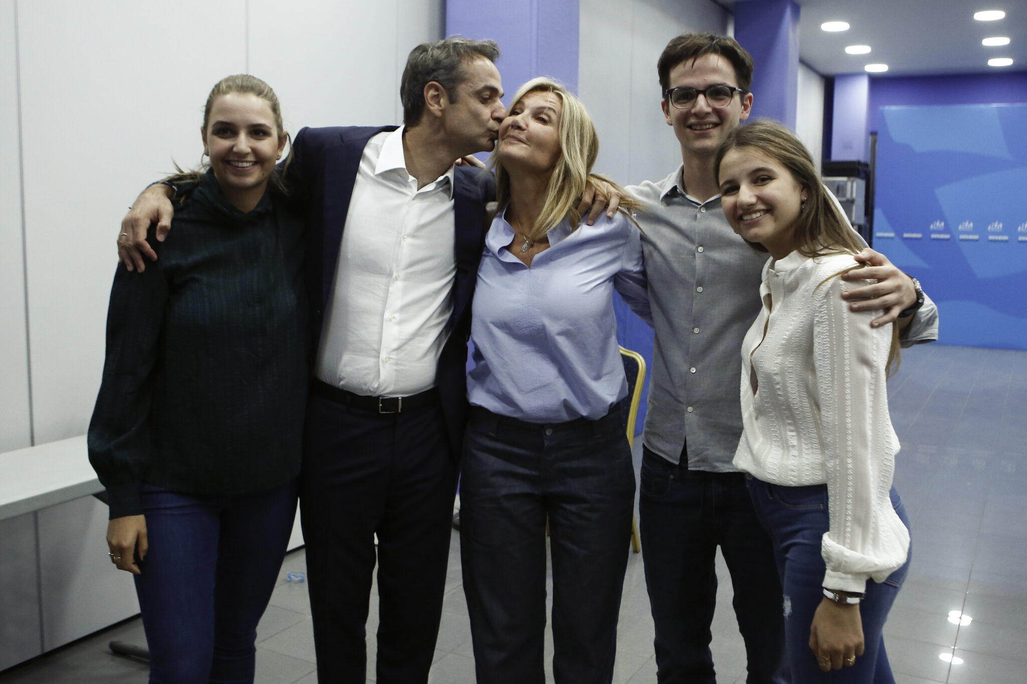 Οικογενειακά άκουσε τα αποτελέσματα των εκλογών ο Κυριάκος Μητσοτάκης (ΦΩΤΟ)