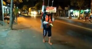 Θα περπατήσει 800χλμ… ανάποδα για να στείλει το δικό του μήνυμα (ΒΙΝΤΕΟ)