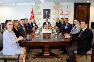 Συζητήσεις για την πορεία της κινητής τηλεφωνίας είχε ο Ακιντζί