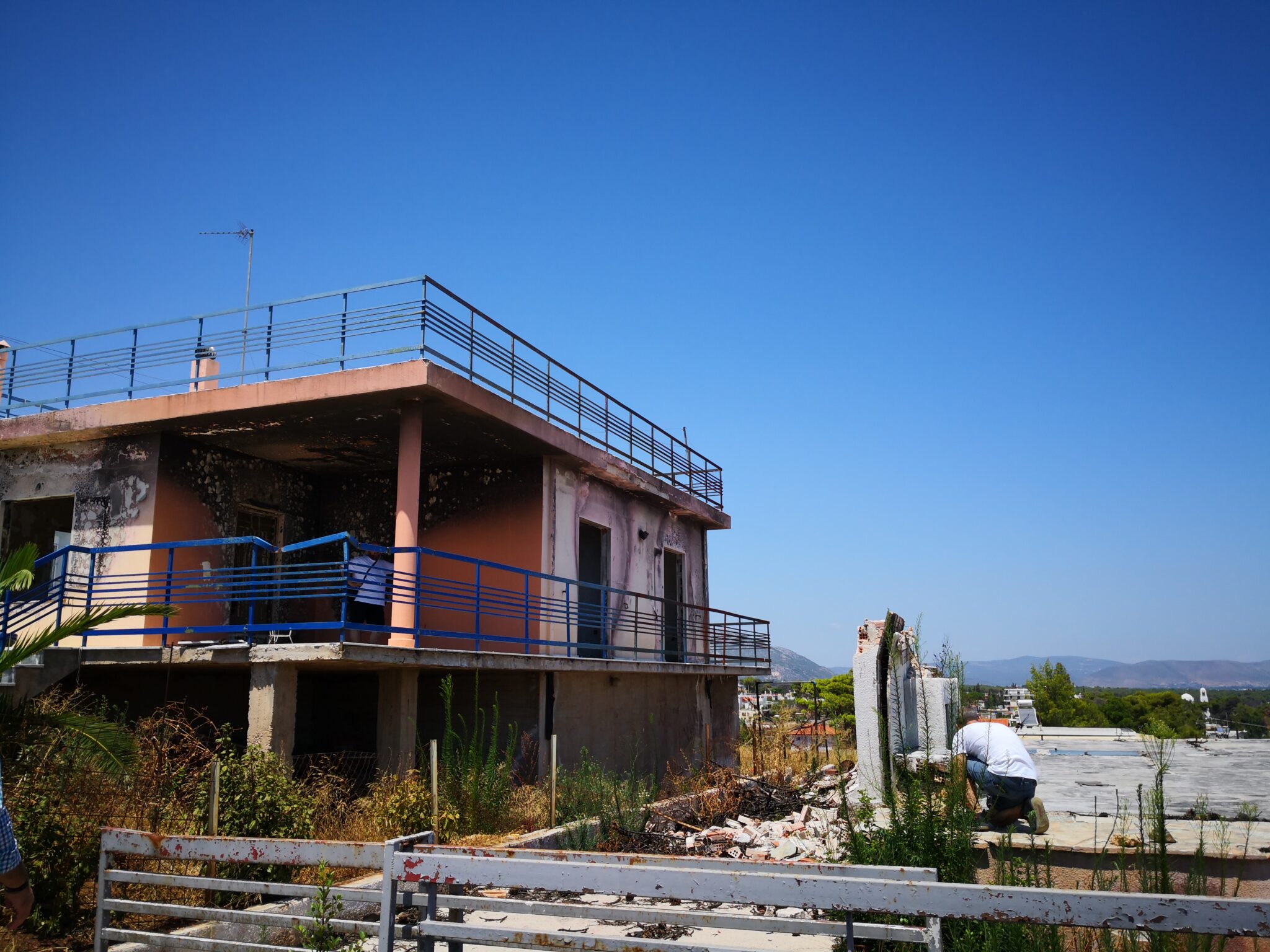 Ένας χρόνος από την τραγωδία στο Μάτι: Φωτορεπορτάζ από τα σημεία σήμερα