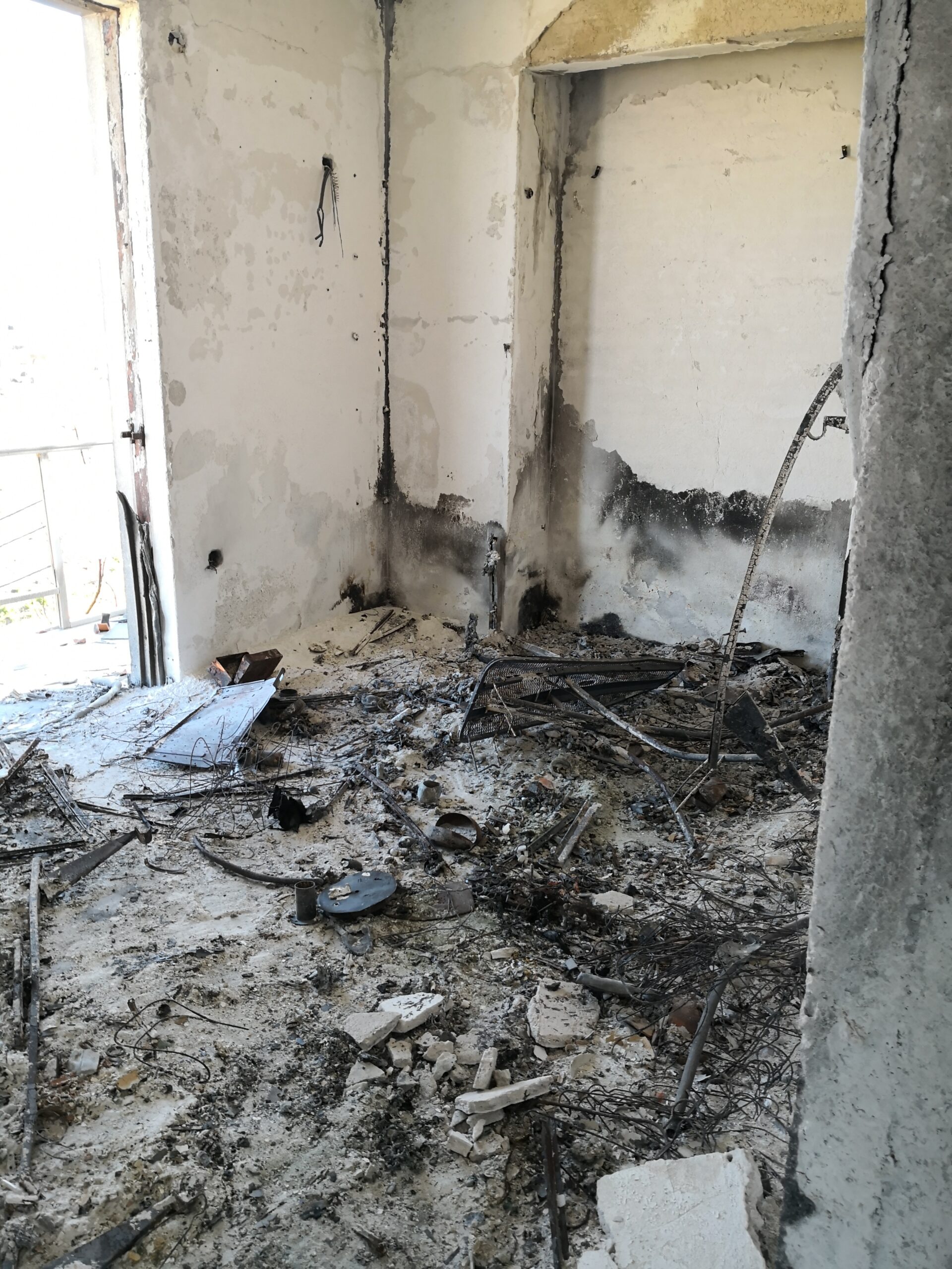 Μπήκαμε σε σπίτι στο Μάτι ένα χρόνο μετά την τραγωδία (ΒΙΝΤΕΟ)