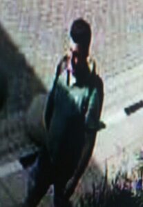 Νέες φωτογραφίες του άντρα που καταζητείται για κλοπές στη Λεμεσό