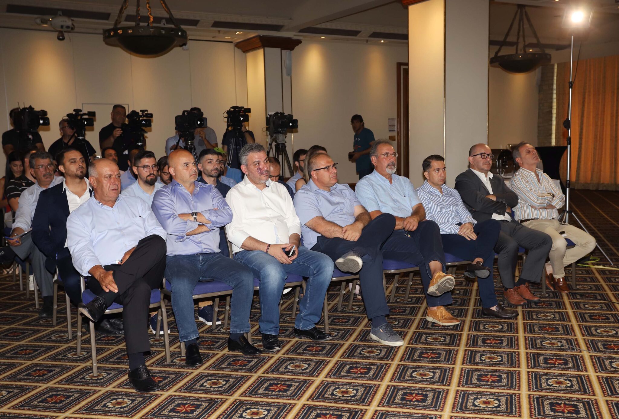 Η απέλπιδα προσπάθεια των σωματείων που δύσκολα θα φέρει αποτέλεσμα