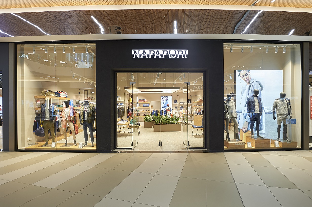 Η Napapijri ταξιδεύει το κοινό σε μερικές από τις πιο γραφικές τοποθεσίες