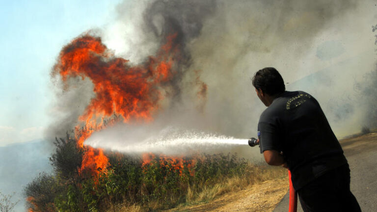 Xειροπέδες σε 64χρονο για την πυρκαγιά στα Μέγαρα