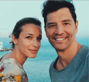 Η έκπληξη του Ρουβά on stage στη Ζυγούλη για τα γενέθλια της και το τρυφερό φιλί