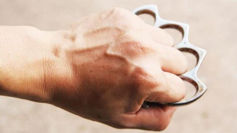 Χτύπησαν και άφησαν αιμόφυρτο φύλακα στην πλατεία Ελευθερίας