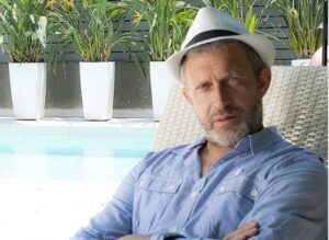 Ο Σοφοκλής Κασκαούνιας παρουσιάζει την δική του εκδοχή για το… "Mama" (ΒΙΝΤΕΟ)