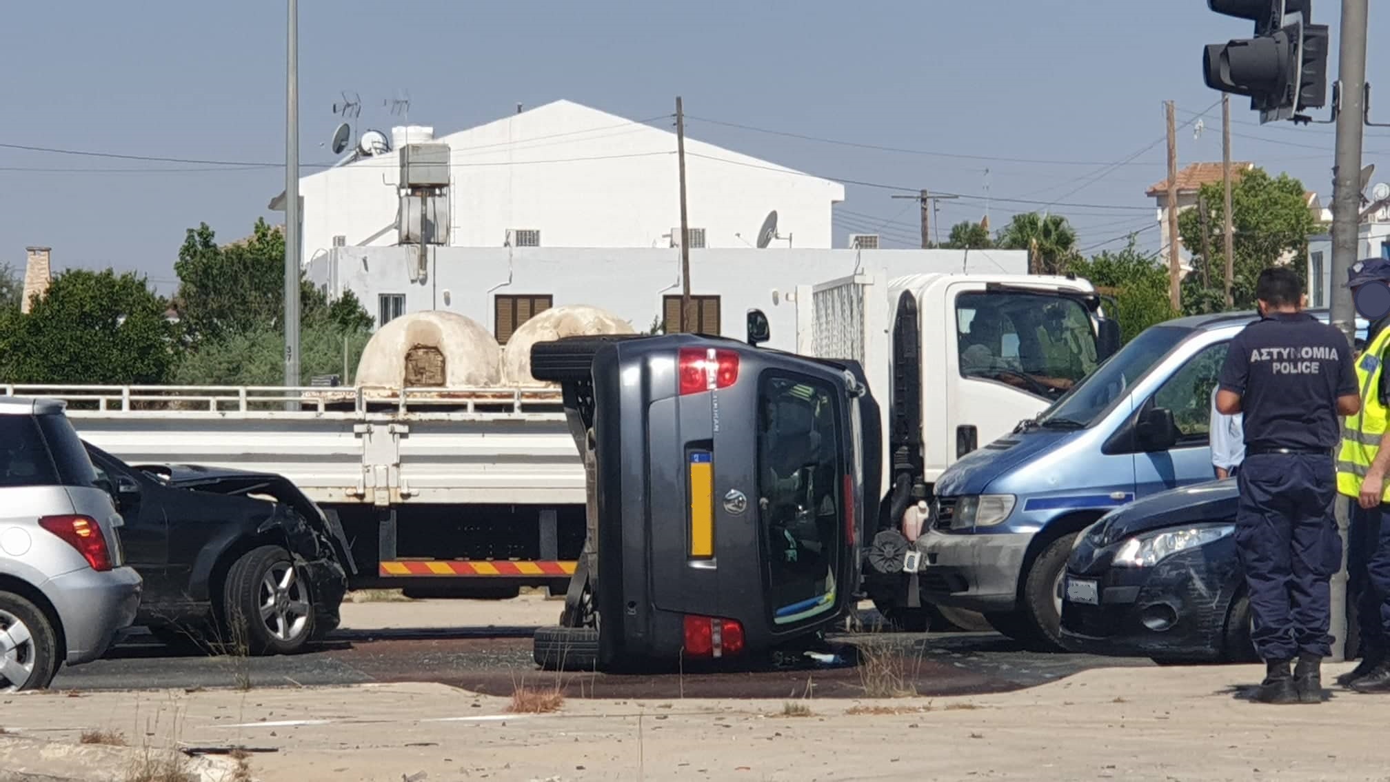 Όχημα αναποδογυρίστηκε μετά από σφοδρή σύγκρουση (ΦΩΤΟ)