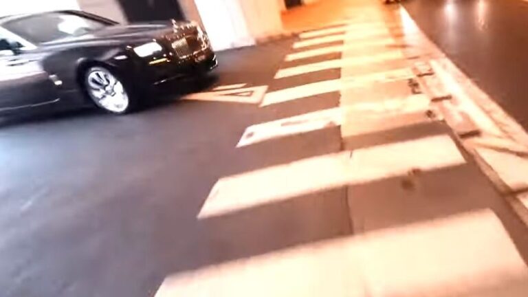 Rolls-Royce παραλίγο να χτυπήσει τον Τσιτσιπά στο Μονακό (ΒΙΝΤΕΟ)