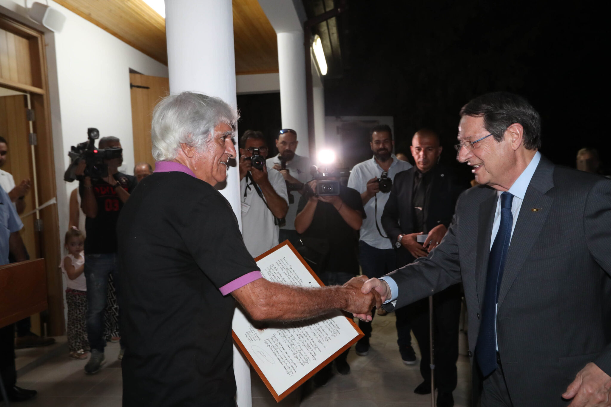 Ο Πρόεδρος της Δημοκρατίας στο "στόχαστρο" του ποιητή Παν-Παν (ΒΙΝΤΕΟ)