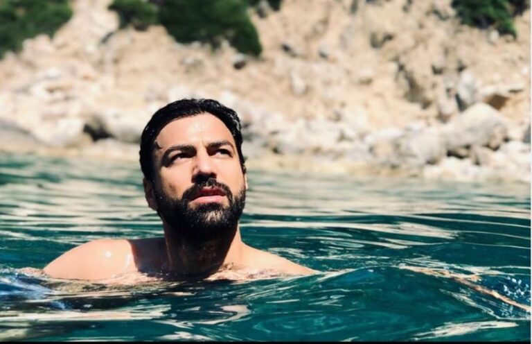 Ανδρέας Γεωργίου:Οι βουτιές στην Κέρκυρα και οι sexy πόζες στο ηλιοβασίλεμα-ΦΩΤΟ