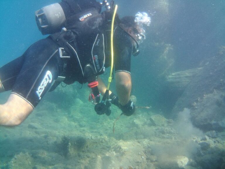 Αστυνομικοί καθάρισαν τον βυθό στο παλιό λιμάνι Λεμεσού (ΒΙΝΤΕΟ&ΦΩΤΟ)