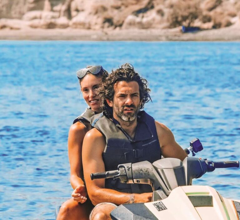 Αθηνά Οικονομάκου και Φίλιππος Μιχόπουλος: Κάνουν τζετ σκι στη Σαντορίνη(ΦΩΤΟ)