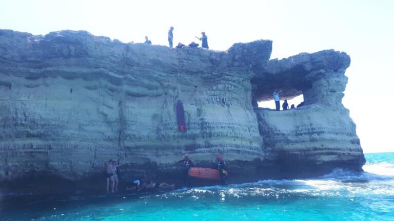 Eπιχείρηση απεγκλωβισμού 43χρονης λουόμενης από σπηλιά στο Κάβο Γκρέκο