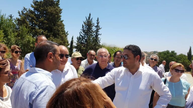 Αυτοψία Υπουργού Εσωτερικών στον οικισμό που καταρρέει στο Πισσούρι (ΦΩΤΟ)