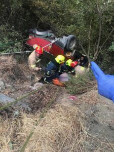 Επιχείρηση για απεγκλωβισμό επιβατών οχήματος που κατέπεσε σε χαράδρα στη Λάνια