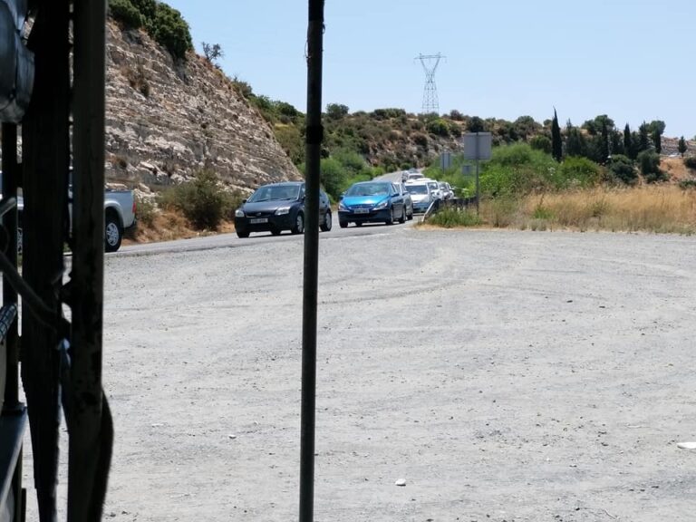 Ουρές χιλιομέτρων στο δρόμο προς το Τρόοδος (ΦΩΤΟ)