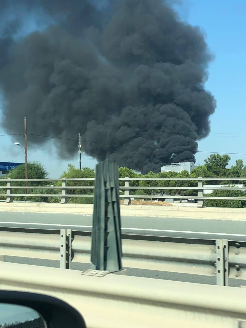 Πάγωσε την κυκλοφορία οχημάτων η φονική πυρκαγιά (BINTEO)